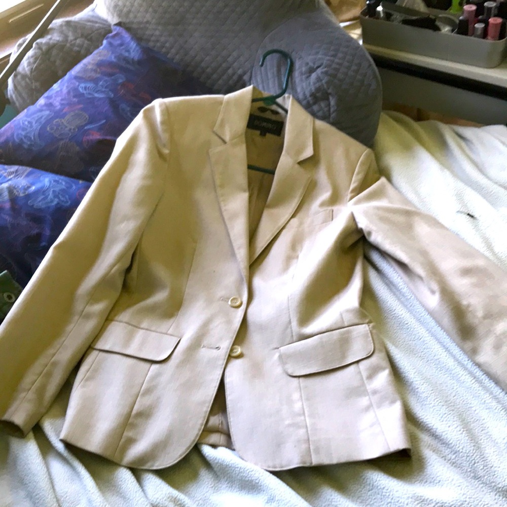 Cream colored, suit jacket with three pockets, brand: Domino size 8